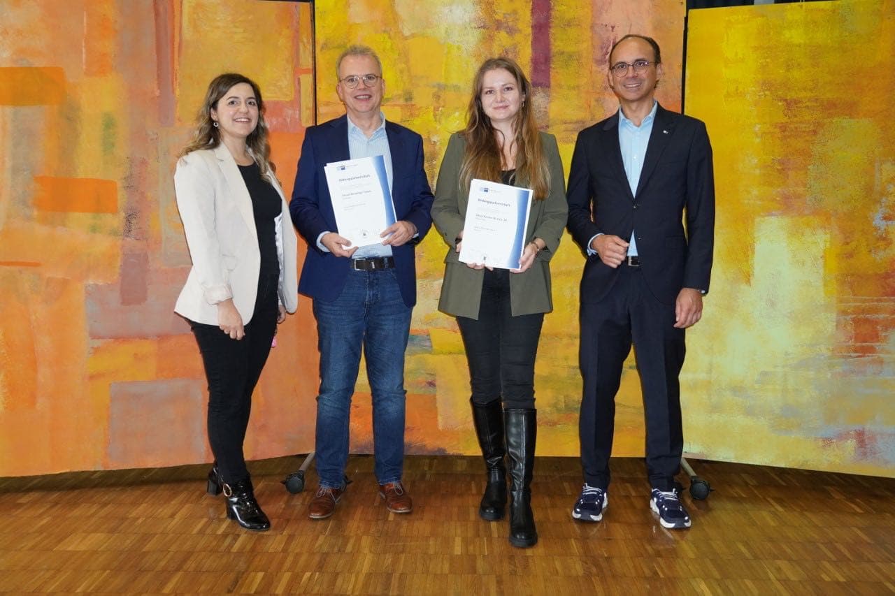 Vertreterinnen und Vertreter von Kärcher und der EBS mit den Urkunden zur Bildungspartnerschaft