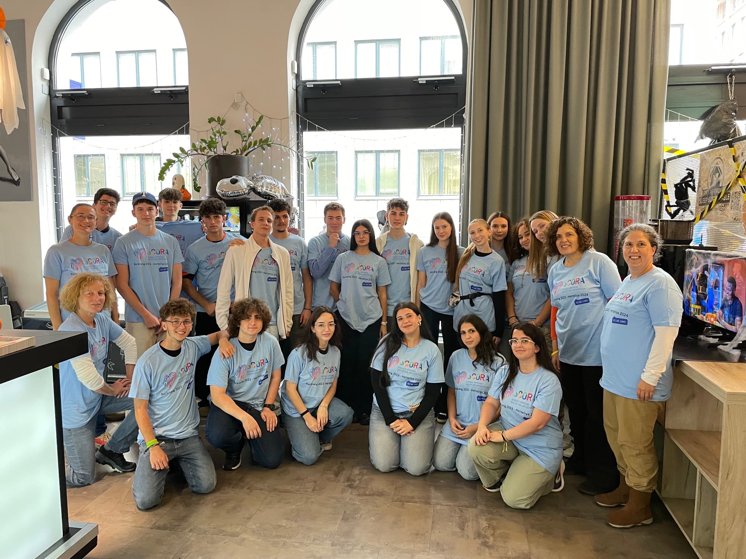 Gruppenfoto der Schülerinnen und Schüler aus Backnang und Herzlia in gleichen SCORA-T-Shirts in Budapest