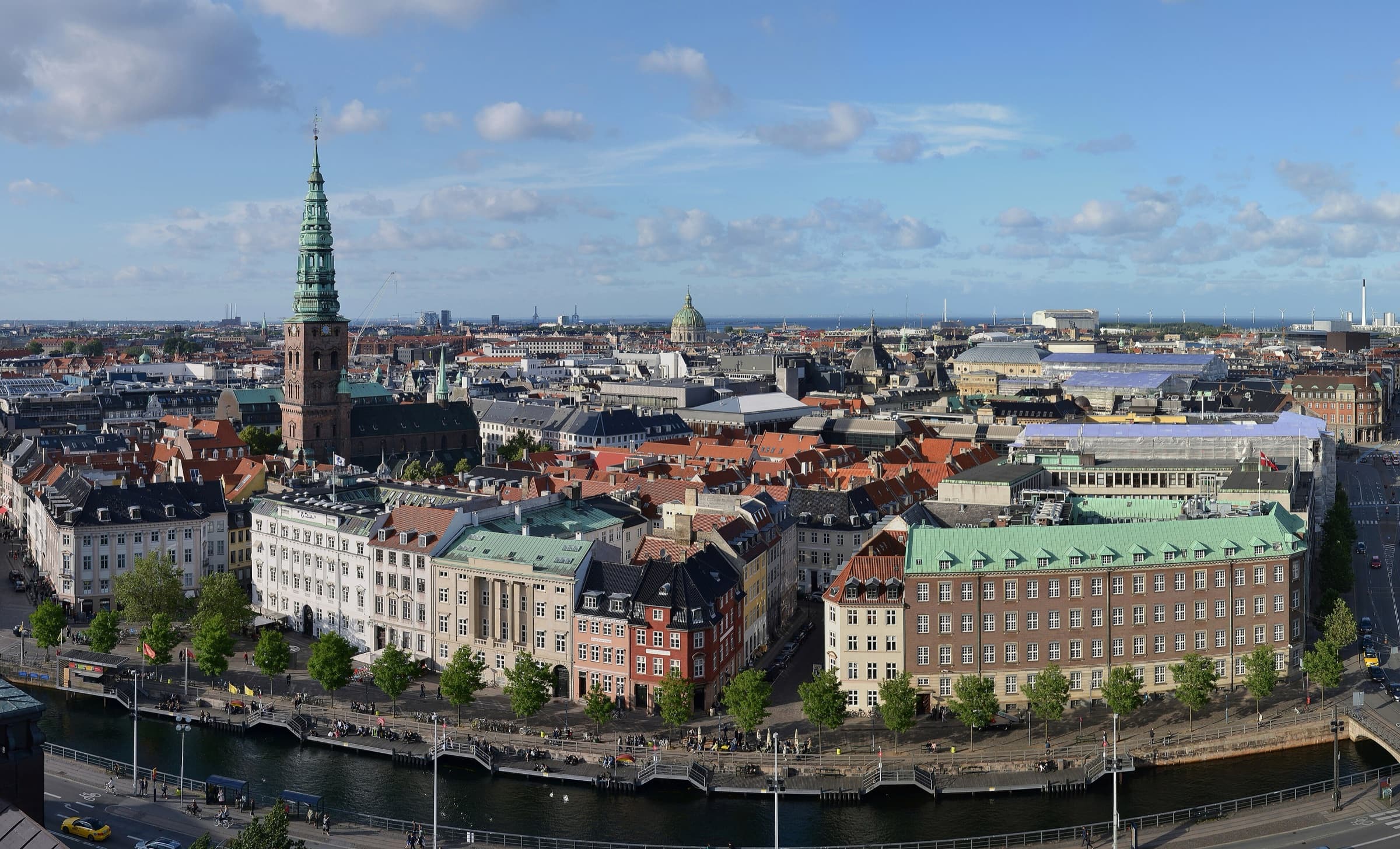Blick über die Dächer der Kopenhagener Innenstadt vom Schloss Christiansborg aus, im Vordergrund ein Kanal