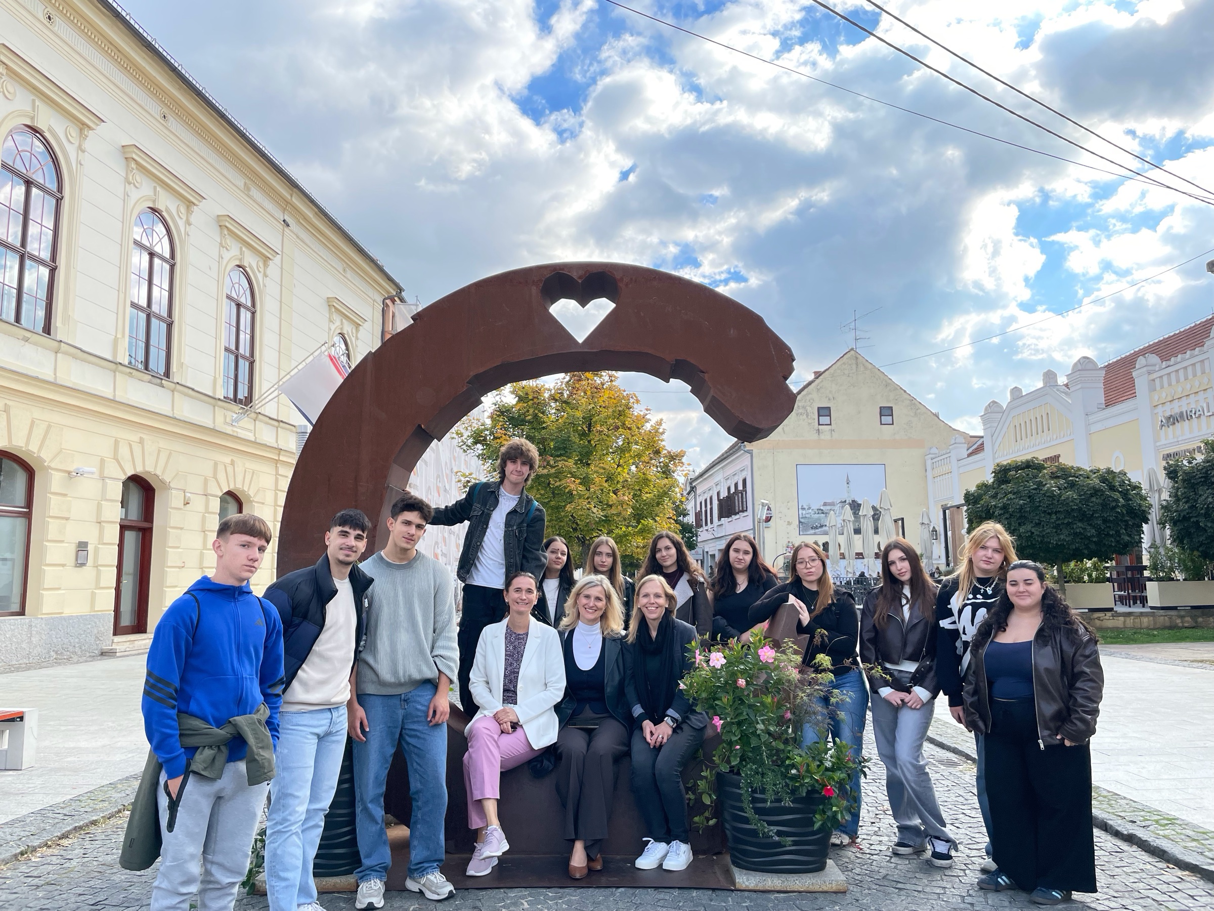Schülergruppe aus Backnang und Čakovec vor einer Herz-Skulptur in der Altstadt von Čakovec